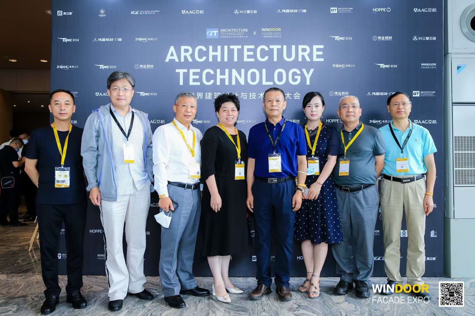 洪愛萍總經理與業內有關專家合影 洪愛萍總經理與業內有關專家合影